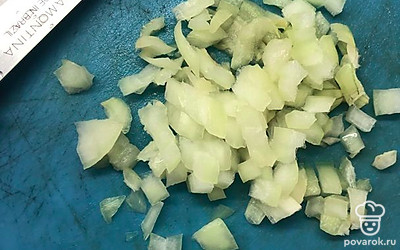 Нашинковать лук.