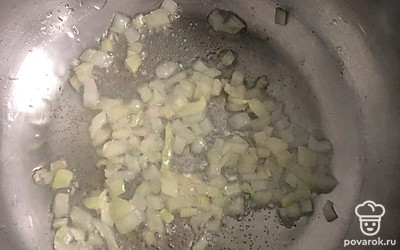 В кастрюлю налить пару ложек масла и положить лук. Слегка поджарить.