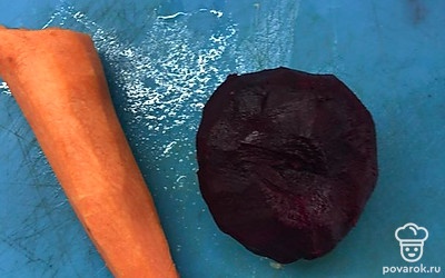 Пока обжаривается лук, почистить свеклу и морковь.