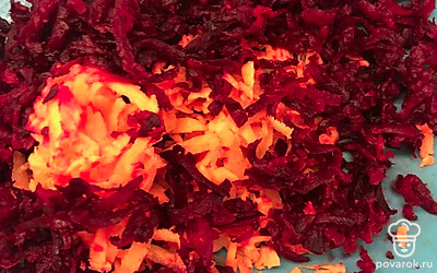 Натереть на крупной терке морковь и свеклу.