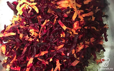 Натертые овощи добавить в кастрюлю к луку.