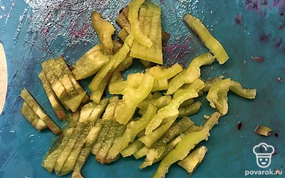 Нарезать мелкой соломкой перец.