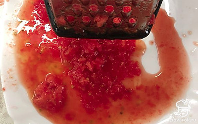 Натереть на крупной терке помидор без кожицы.