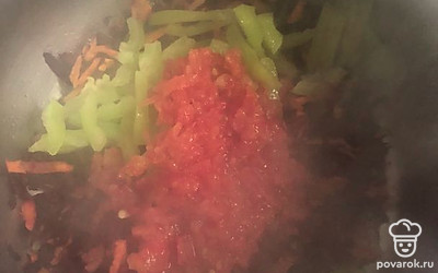 Добавить перец и помидор в кастрюлю.