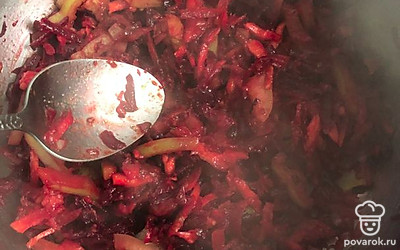 Хорошо перемешать, посолить по вкусу. Протушить пару минут.