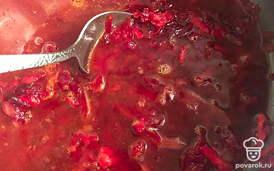 Налить в кастрюлю кипяченую воду, накрыть крышкой и варить на среднем огне.