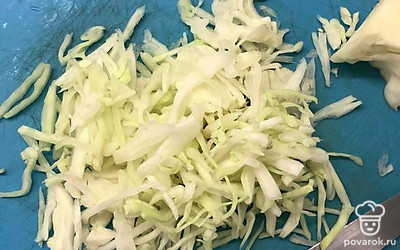 Нашинковать капусту.