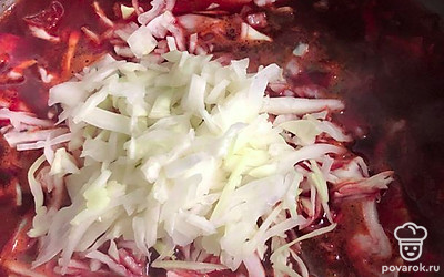 Добавить капусту в кастрюлю.