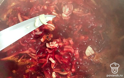 В конце добавить нарезанный чеснок и снять с огня.