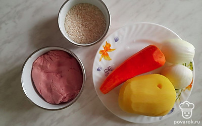 Промойте рис в холодной воде. Картофель и лук очистите от кожуры, снимите шелуху с лука.