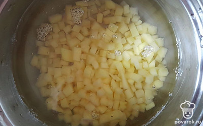 Картофель залейте двумя литрами воды и поставьте на огонь. После того, как вода закипит, посолите по вкусу. Варите 5 минут.