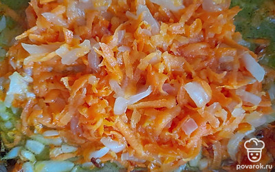 Разогрейте сковороду, добавьте подсолнечное масло и выложите овощи. Обжаривайте до золотистого цвета.