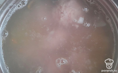 Выложите тефтели в кастрюлю.