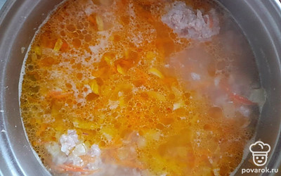 Добавьте зажарку и варите суп на медленном огне 25 минут.