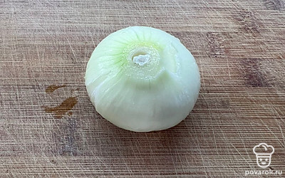 Почистить лук.