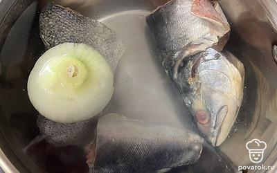 Поместить луковицу в воду, отварить рыбу до готовности (около 30 минут).