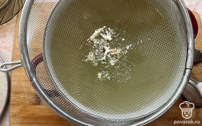 Процедить готовый бульон через сито.