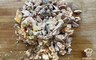 Рыбу очистить от костей.