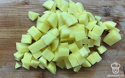 Картошку почистить и нарезать кубиками.