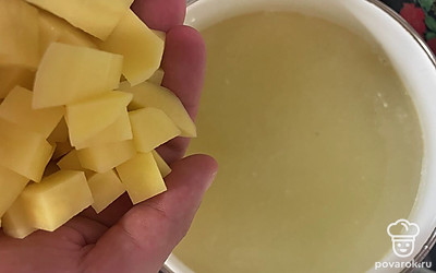 Нарезанный картофель добавить в рыбный бульон. Варить около 20 минут.