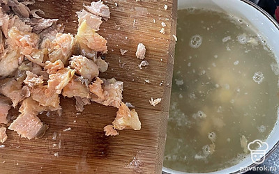 В суп добавить очищенную рыбу.