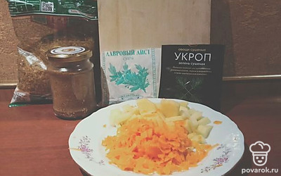 Нарезать картофель, натереть на крупной терке морковь. Достать мясо из бульона, удалить кости. Мясо вернуть в кастрюлю. Добавить овощи и варить до готовности.