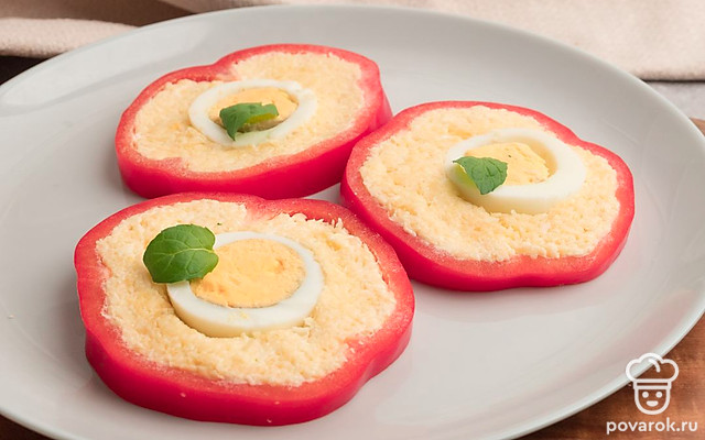Сладкий перец, фаршированный яйцом и сыром — Рецепт с фото