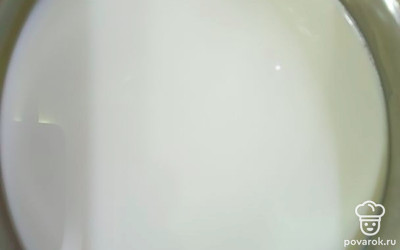 Ставим молоко на огонь. Варим на медленном огне.