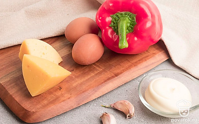 Выложите все ингредиенты на стол для удобства приготовления. Яйца заранее отварите, чеснок очистите, болгарский перец помойте и удалите из него плодоножку и семена.