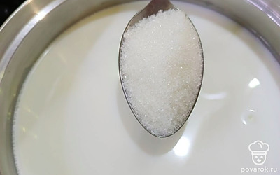 Всыпаем сахар.