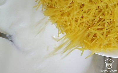 Когда молоко закипит, добавляем вермишель. Варим суп на медленном огне, помешивая. 