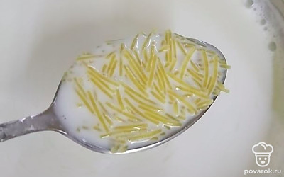 Чтобы вермишель не слиплась, можно добавить в молочный суп немного сливочного масла.