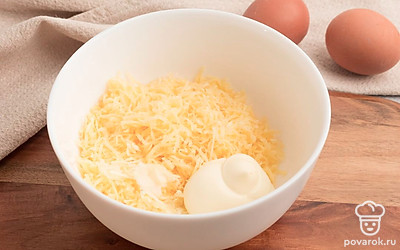 В глубокой миске смешайте тертый сыр, майонез и чеснок, пропущенный через пресс.