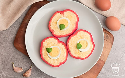 Нарежьте фаршированный перец кольцами и выложите на тарелку. Готовую закуску подавайте к столу.