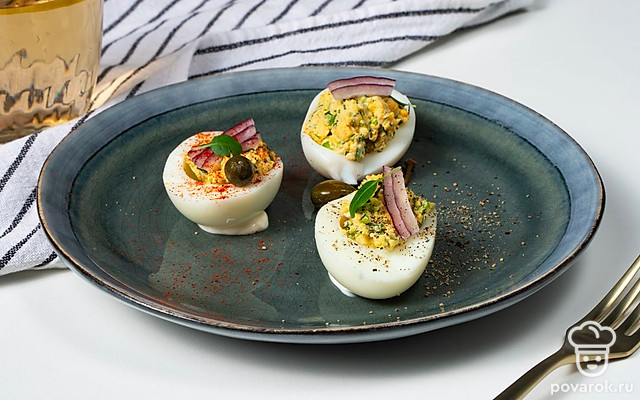Яйца, фаршированные зеленью и майонезом — Рецепт с фото