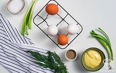 Яйца сварите вкрутую, остудите и очистите. Разрежьте их пополам и достаньте желтки. Желтки разомните вилкой. Зеленый лук и укроп помойте, обсушите и порубите. Помойте петрушку и редис, у петрушки отделите листочки, редис порежьте кружочками.