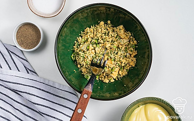 Приготовьте начинку. Смешайте желтки, зеленый лук, укроп и майонез. Посолите и поперчите по вкусу.