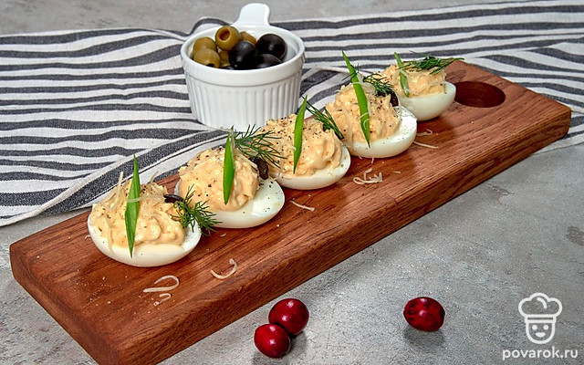 Яйца, фаршированные плавленым сыром — Рецепт с фото