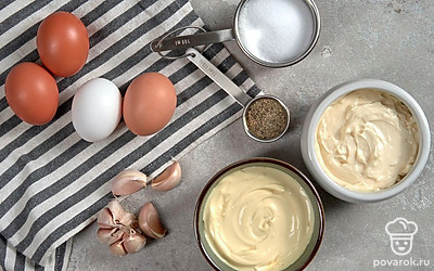 Яйца сварите вкрутую, остудите в холодной воде, очистите от скорлупы. Чеснок очистите от шелухи, вымойте, обсушите. Плавленый сыр извлеките из упаковки. Зелень для подачи вымойте, обсушите, измельчите.