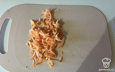 Морковь натрите на мелкой терке. 