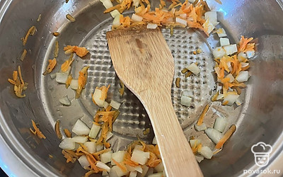 Лук с морковью обжарьте на растительном масле в течение 5 минут. 