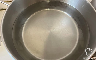 В кастрюлю наберите воду. 