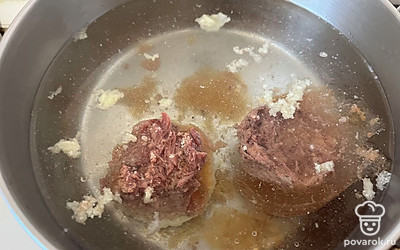 В воду добавьте тушенку, включите медленный огонь. 