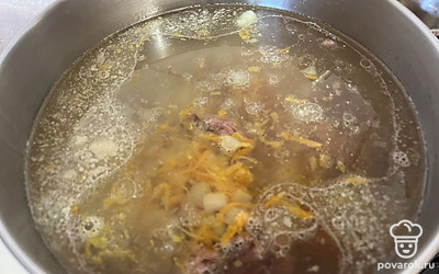 К тушенке добавьте зажарку из лука и моркови. 