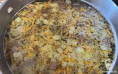 Постоянно помешивая, дождитесь закипания. 