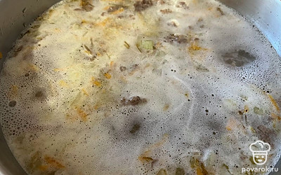 В кипящую воду добавьте вермишель. Варите суп под крышкой в течение 10 минут. 