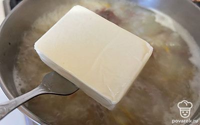 Через 10 минут добавьте в суп плавленый сыр. 