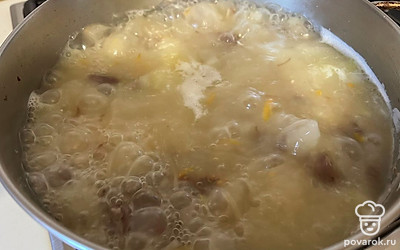 Продолжайте варить суп с сыром под крышкой еще 10 минут. 