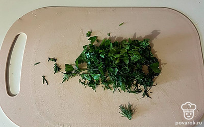 Зелень промойте и мелко нарежьте. 