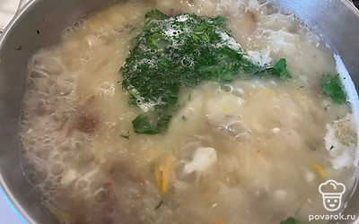 Добавьте нарезанную зелень, перемешайте и выключите огонь. 